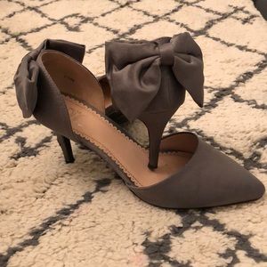 Grey silk heels with bow
